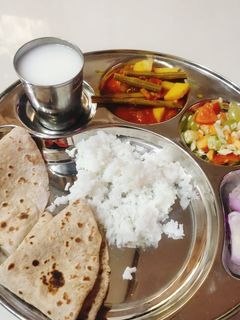 સરગવા બટાકા નું શાક (Saragva Bataka Shak Recipe In Gujarati) રેસીપી મુખ્ય ફોટો