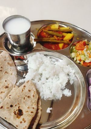 સરગવા બટાકા નું શાક (Saragva Bataka Shak Recipe In Gujarati) રેસીપી મુખ્ય ફોટો