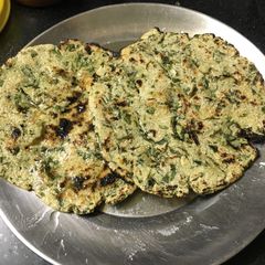 A picture of Makka ki bathue Wali Roti.