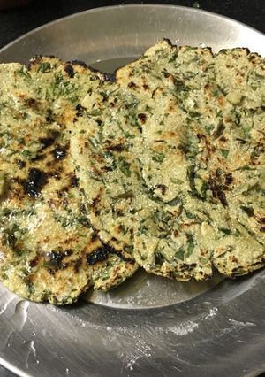 A picture of Makka ki bathue Wali Roti.