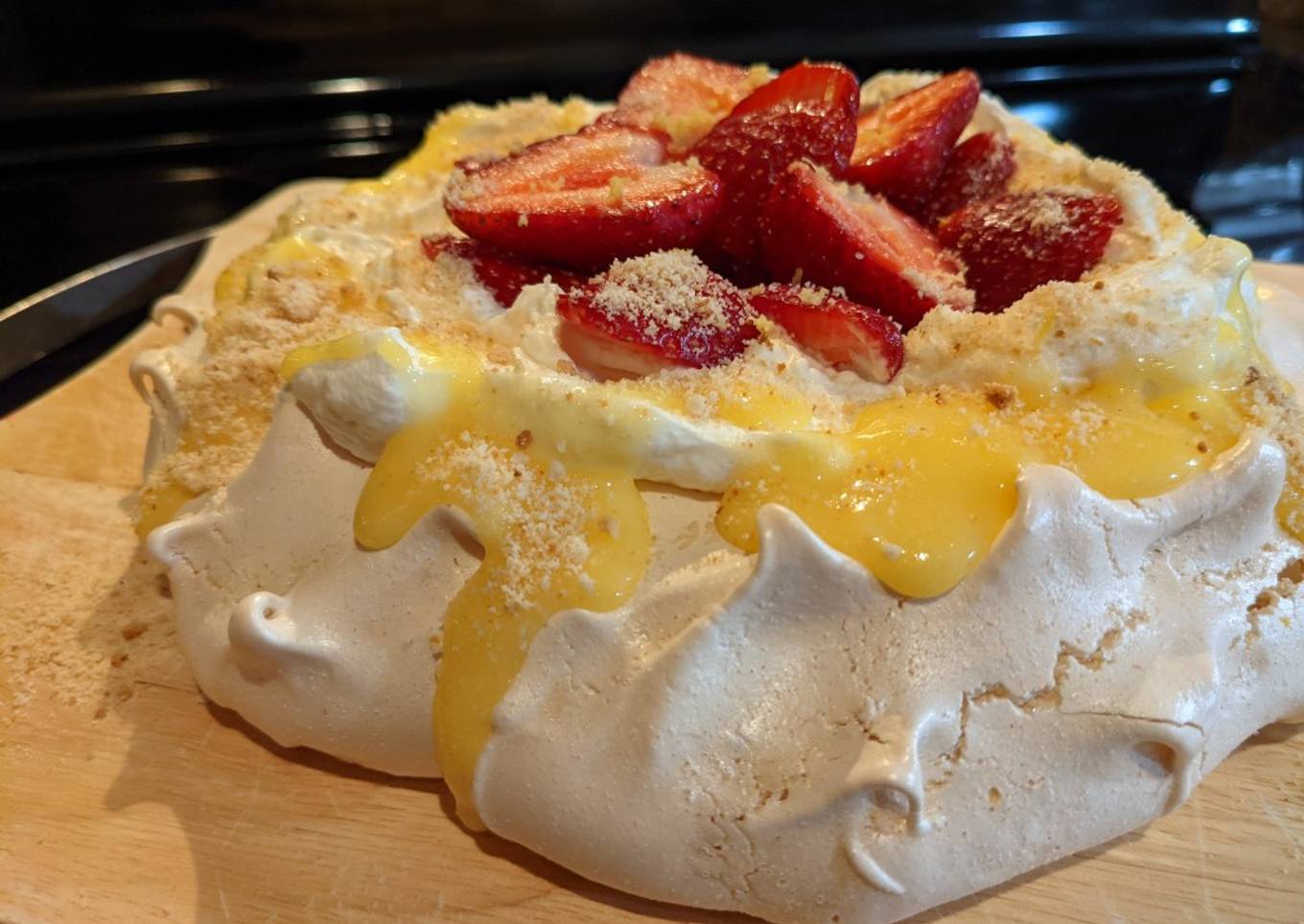 Pavlova with lemon curd and strawberries