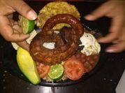 Una foto de chicharrones aguacate
