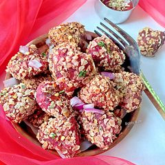 Cheesy beet popcorns A picture of Cheesy beet popcorns.