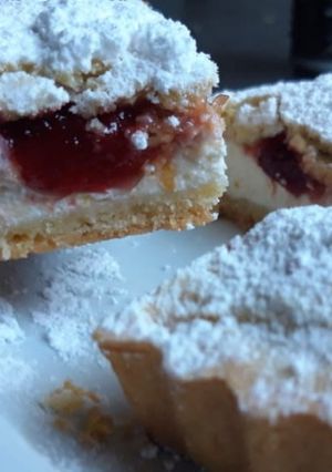 Una foto de Tarta de Ricota con Ciruelas Caramelizadas