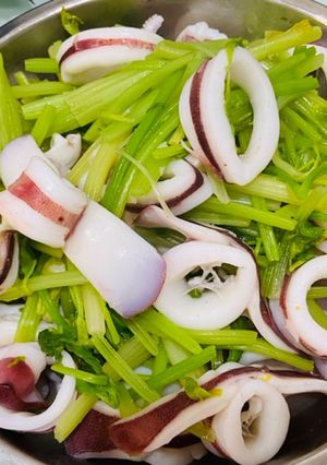 芹菜炒小卷 的食譜成品照片