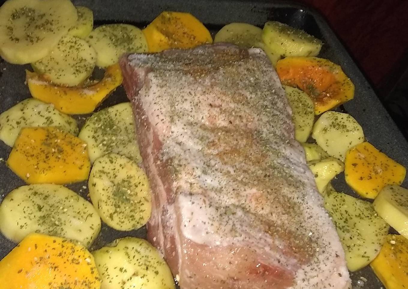 Pechito de cerdo con papas y calabazas al horno