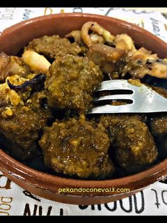 Una foto de Albóndigas con sepia en crock pot