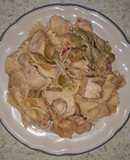 Pasta con pollo y aceitunas