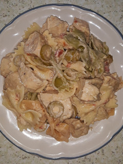 Una foto de Pasta con pollo y aceitunas
