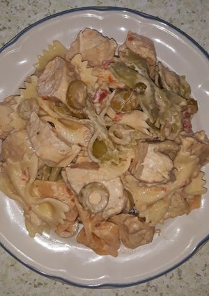 Una foto de Pasta con pollo y aceitunas