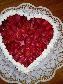 Una foto de Tarta corazón de fresas con nata