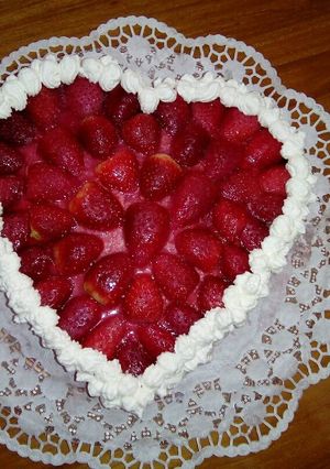 Una foto de Tarta corazón de fresas con nata