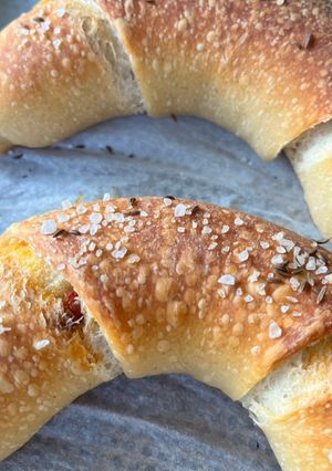 Kovászos kolbászos kifli recept fotója