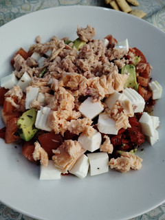 Una foto de Ensalada de tomate, aguacate, bonito y salmón