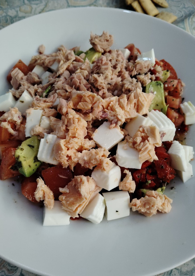 Una foto de Ensalada de tomate, aguacate, bonito y salmón