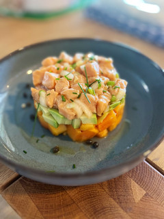 Una foto de Tartar de salmón con papaya y aguacate