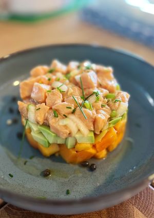 Una foto de Tartar de salmón con papaya y aguacate