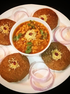 बाजरे की भरवाँ कचौड़ी (bajre ki bharwa kachodi recipe in Hindi) रेसिपी मुख्य फोटो