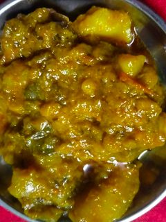 बैंगन आलू की सब्जी (baingan aloo ki sabzi recipe in Hindi) रेसिपी मुख्य फोटो
