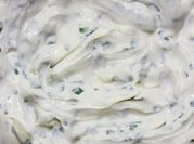 Una foto de dip de queso crema