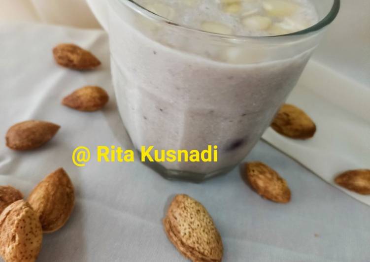 Banana and Almond Smoothies