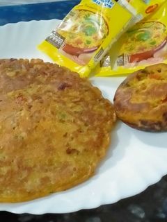 मैगी नूडल्स ऑमलेट(Maggi noodles omelette recipe in Hindi) रेसिपी मुख्य फोटो