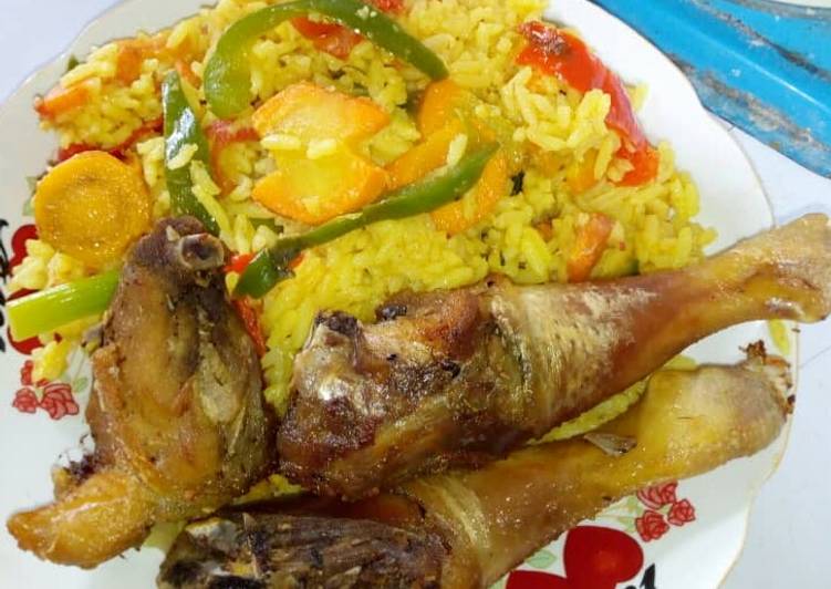 Garnished rice with fried chicken