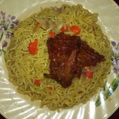 A picture of Noodles.