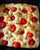 خبز فوكاشيا بأكليل الجبل والبصل والزعتر والبندورة