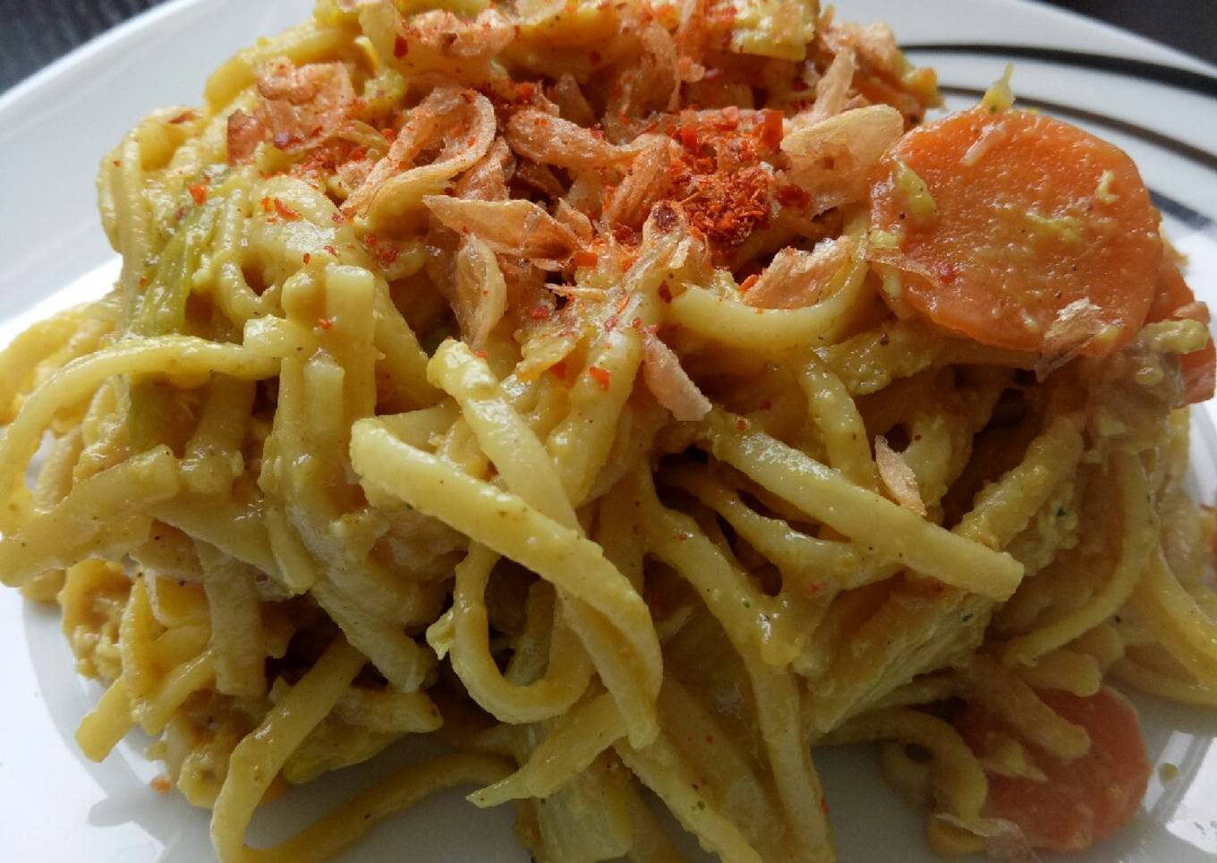 Mie goreng dengan ayam bakar kecap