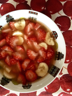 Una foto de Macedonia de fresas y plátano