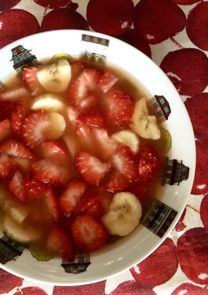 Una foto de Macedonia de fresas y plátano