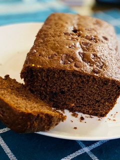 Una foto de Budín de chocolate con chispas y almendras 🍫