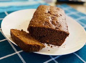 Una foto de Budín de chocolate con chispas y almendras 🍫