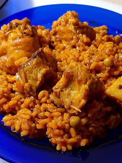 Una foto de Arroz con pollo y costilla de cerdo