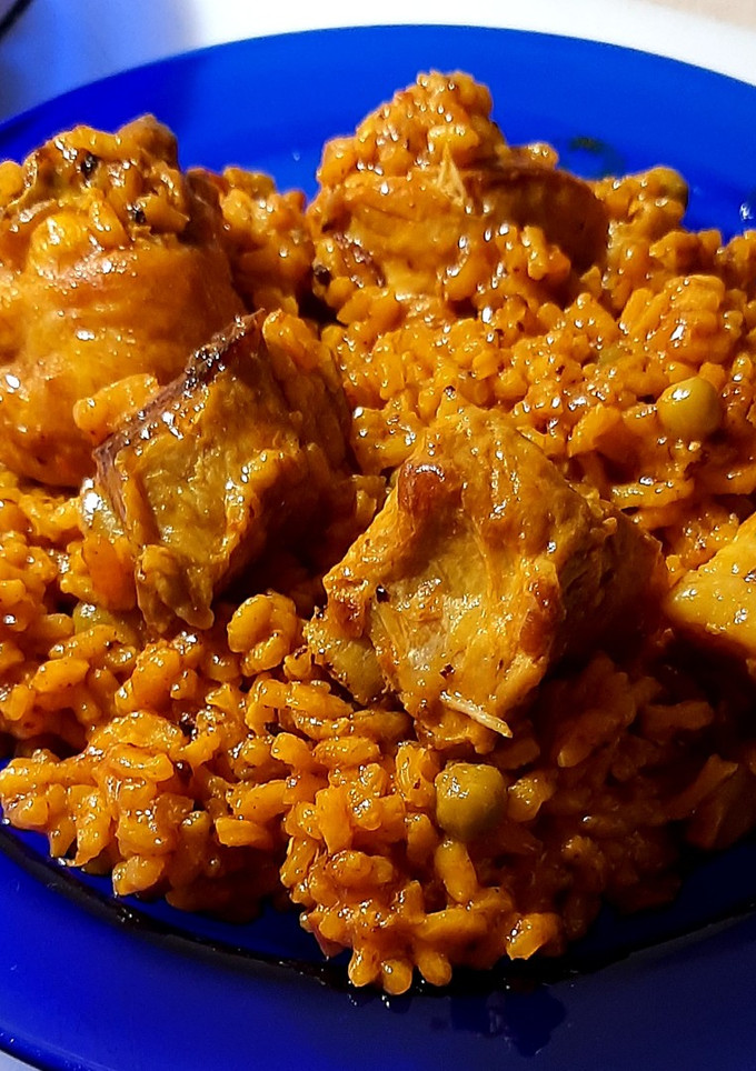 Una foto de Arroz con pollo y costilla de cerdo