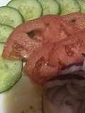 Ensalada de pepinillo, tomate y cebolla morada