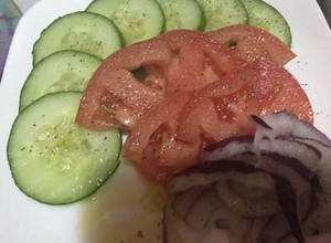 Una foto de Ensalada de pepinillo, tomate y cebolla morada