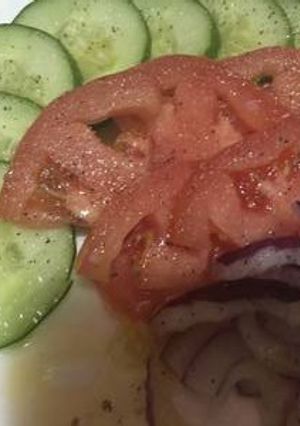 Una foto de Ensalada de pepinillo, tomate y cebolla morada