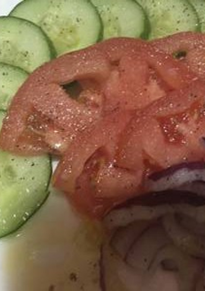 Una foto de Ensalada de pepinillo, tomate y cebolla morada