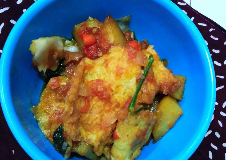 Langkah Mudah untuk Menyiapkan Balado telur kentang ala anak kos, Lezat