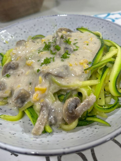 Una foto de Fetuccini de zapallo italiano con bechamel vegana