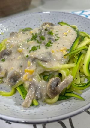 Una foto de Fetuccini de zapallo italiano con bechamel vegana
