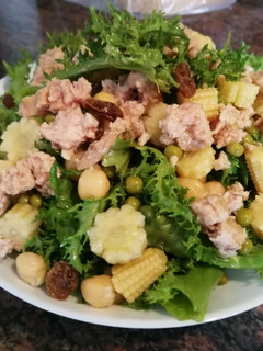 Una foto de Escarola con garbanzos, guisantes, maíz encurtido y atún