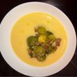 Coles de Bruselas salteadas con jamón y puré de patata