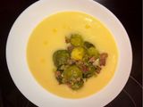 Coles de Bruselas salteadas con jamón y puré de patata