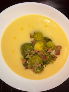 Una foto de Coles de Bruselas salteadas con jamón y puré de patata