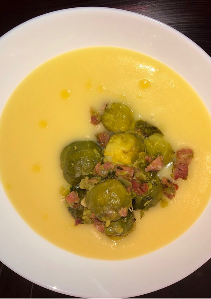 Una foto de Coles de Bruselas salteadas con jamón y puré de patata