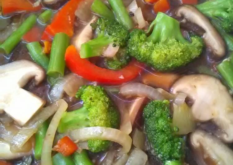 Bagaimana Menyiapkan Cah Brokoli-Jamur Lada Hitam Dengan Buncis dan Paprika yang Enak