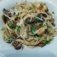 Tallarines con salsa de hongos y langostinos